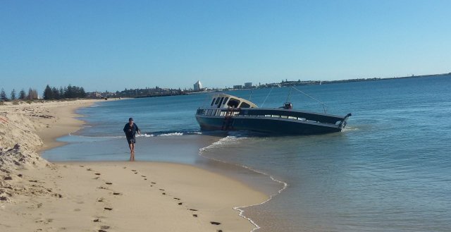 bunbury boat ashore 3